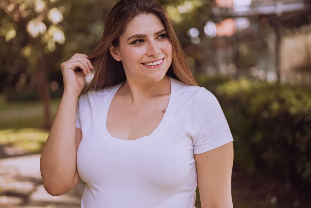 Femme portant un haut avec encolure en V qui allonge le cou