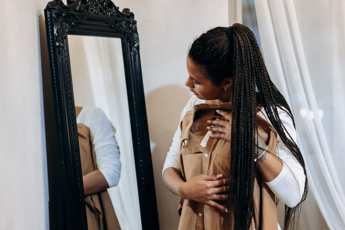 Femme vue de dos dans un miroir, portant un haut fluide et un pantalon taille haute évasé