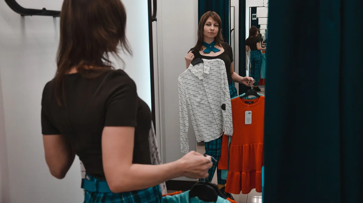 Femme essayant une robe imprimée pour trouver la bonne taille et le bon motif