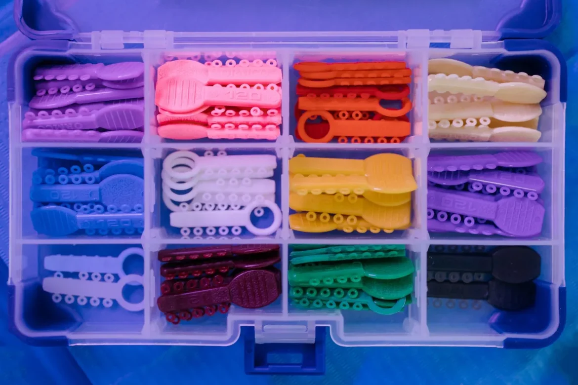 Aligneurs transparents, bagues métalliques et instruments orthodontiques posés près d'un modèle dentaire