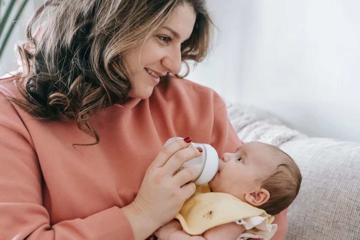 Bébé maintenu en position verticale après le repas pour prévenir le reflux