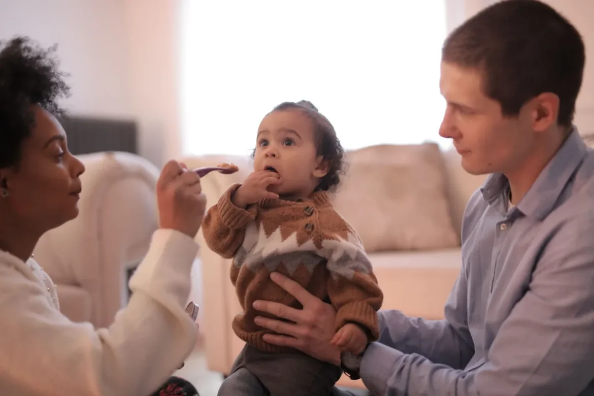 Parent tenant un nourrisson en position verticale après le repas pour soulager le reflux