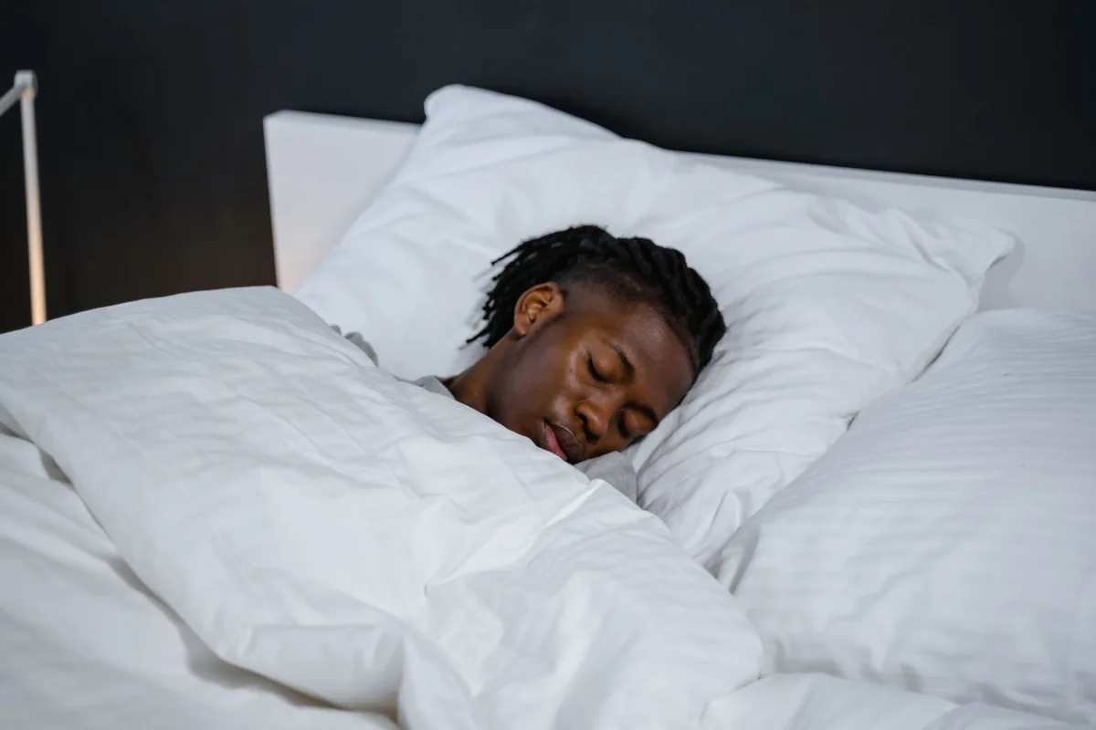 Lit avec tête surélevée et oreillers pour soulager le reflux acide pendant la nuit.