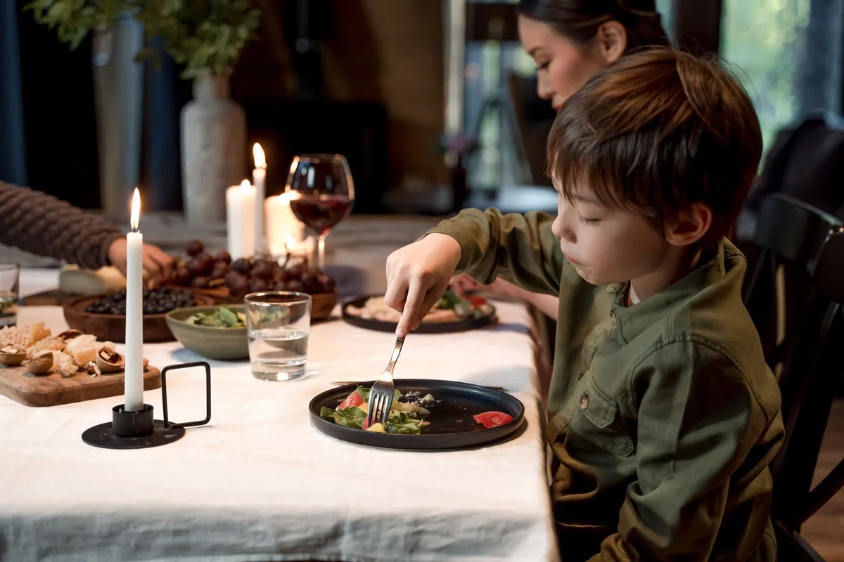 Repas léger et équilibré servi le soir pour éviter d'aggraver le reflux nocturne.