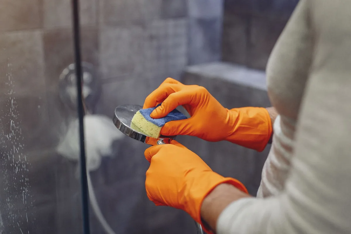 Nettoyage et détartrage d'une tête de douche pour prévenir l'accumulation de dépôts biologiques