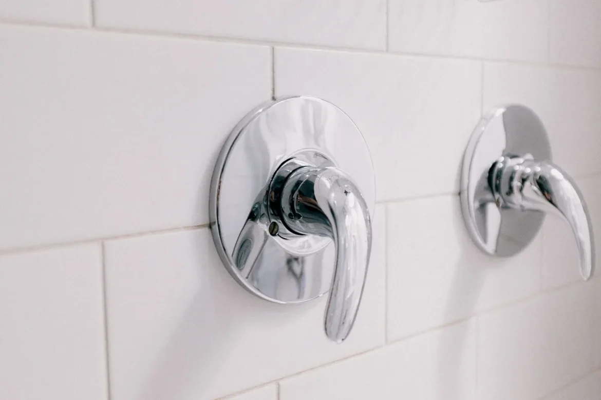 Gouttelettes d'eau en suspension dans la vapeur d'une douche, source potentielle de légionellose