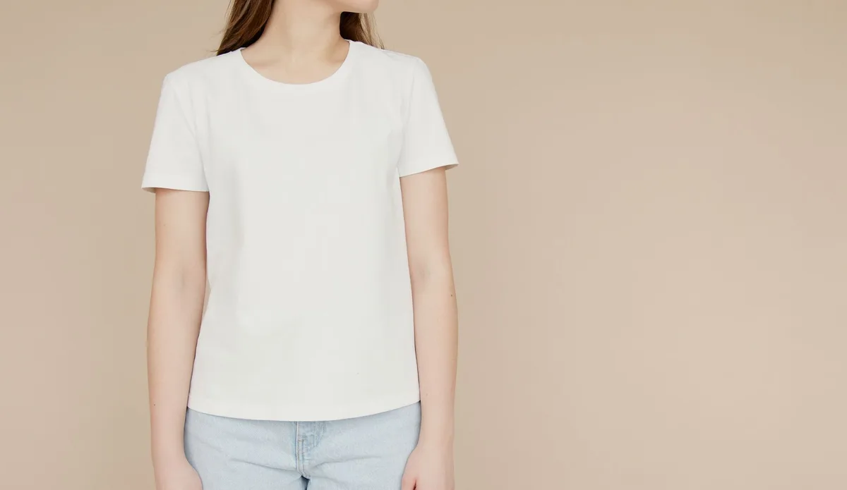 Tenue décontractée avec veste colorée, t-shirt neutre et jean droit pour la journée