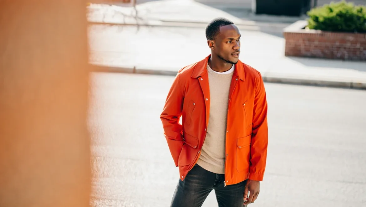 Sublimer une veste courte colorée au printemps-été 2026 : idées de looks