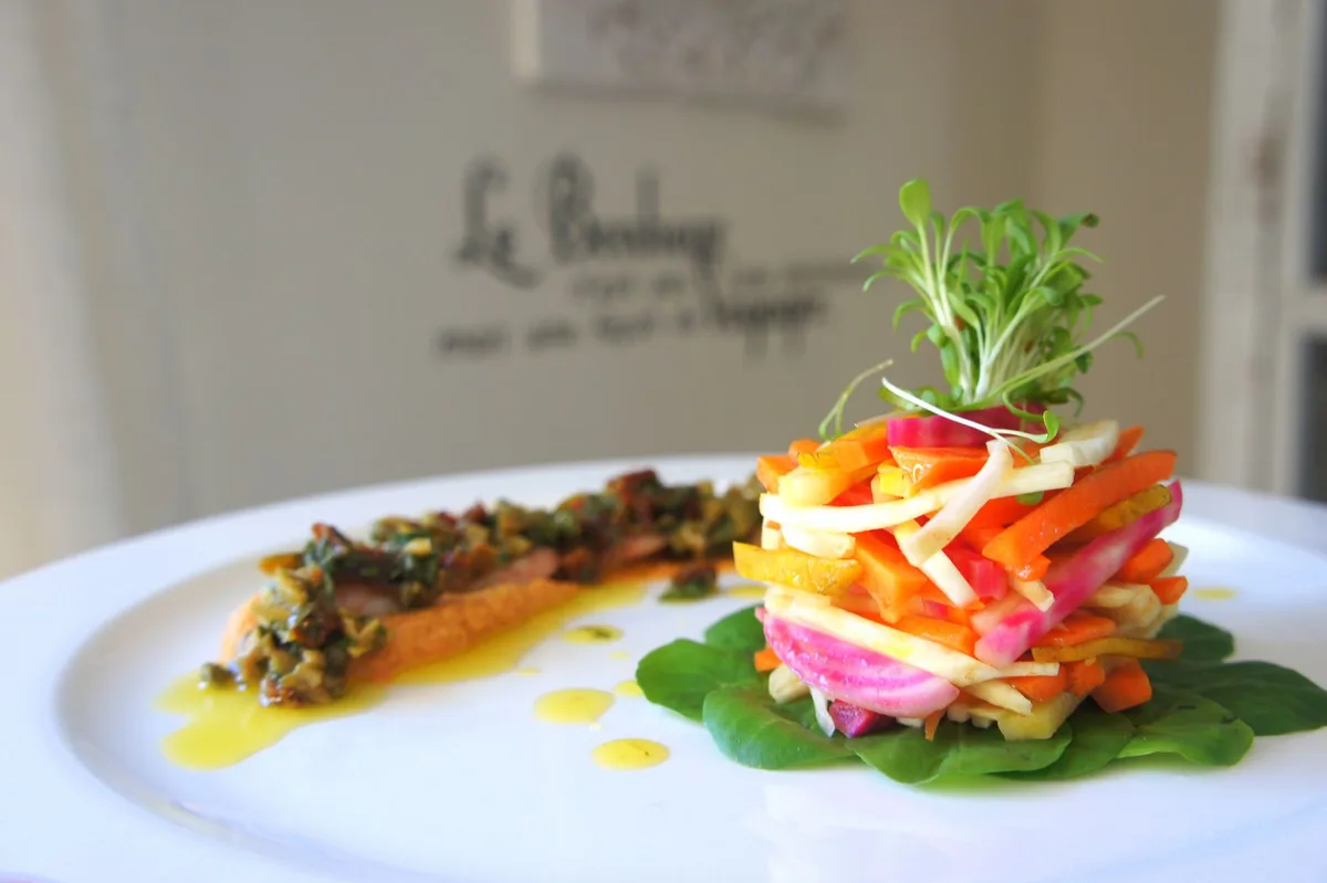 Assiette colorée avec des légumes frais et des aliments sains pour un régime équilibré