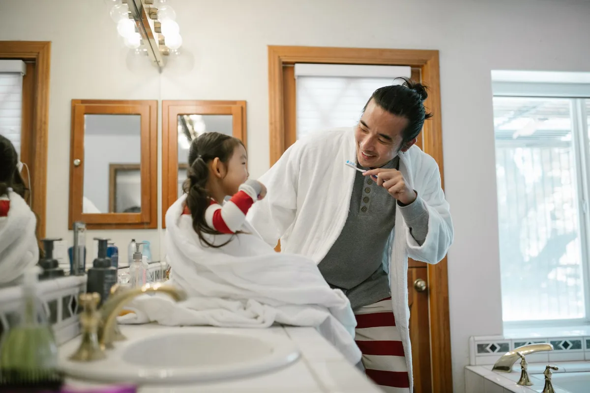 Enfant se brossant les dents avec une brosse douce, hygiène dentaire quotidienne