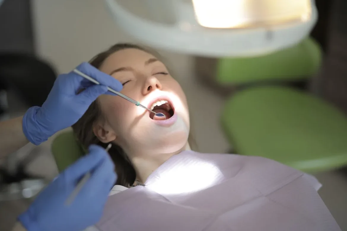 Examen dentaire d'un enfant : inspection des dents de lait par un praticien