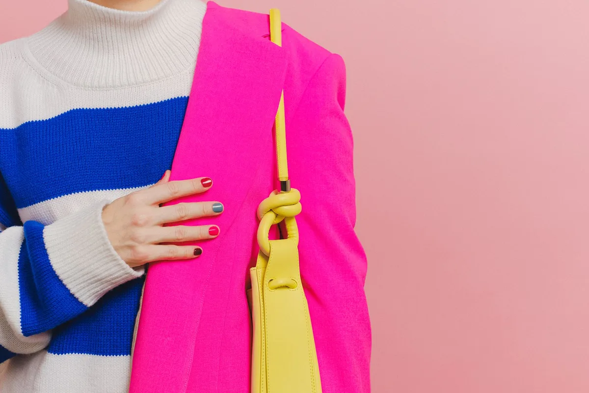 Accessoires colorés pour intégrer les teintes printemps-été 2026 progressivement