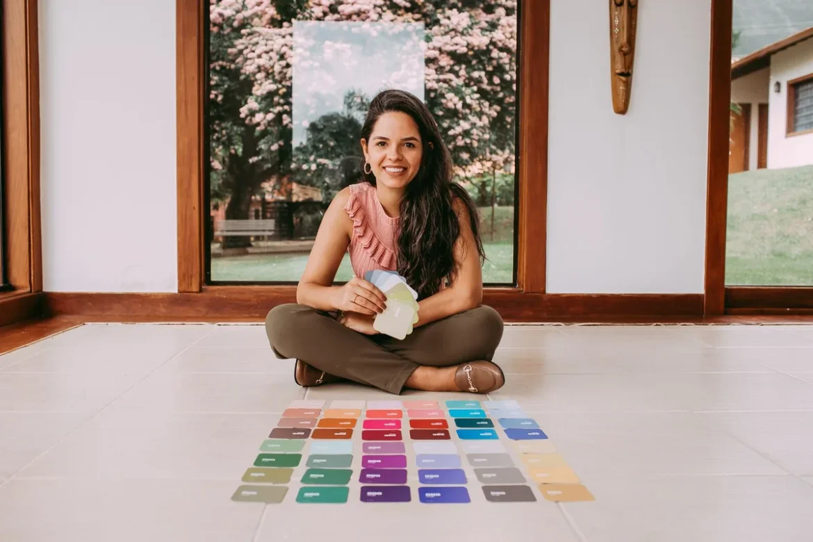Nuances pastel et couleurs vives du printemps-été 2026 disposées en harmonie sur fond neutre