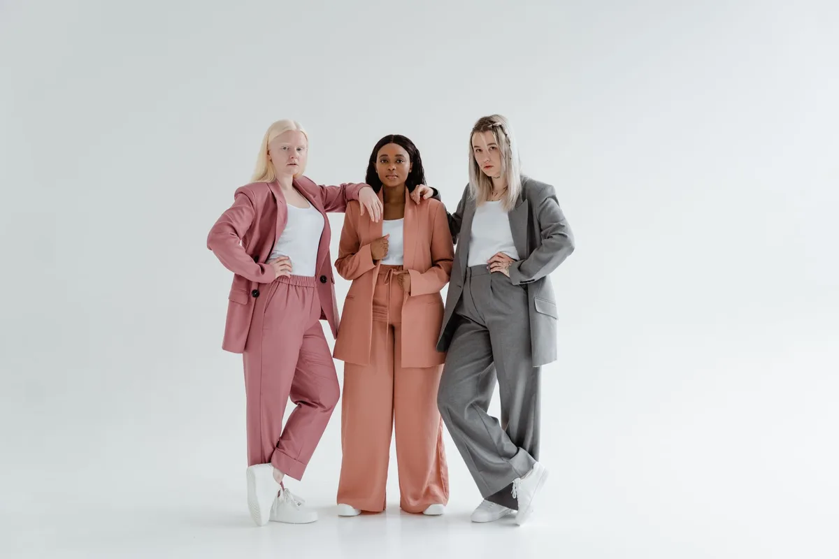 Tenue composée d'un blazer, d'un t-shirt fluide et d'un pantalon taille haute.