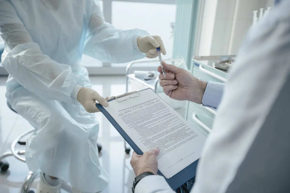 Patient examinant attentivement un document médical détaillé et un devis