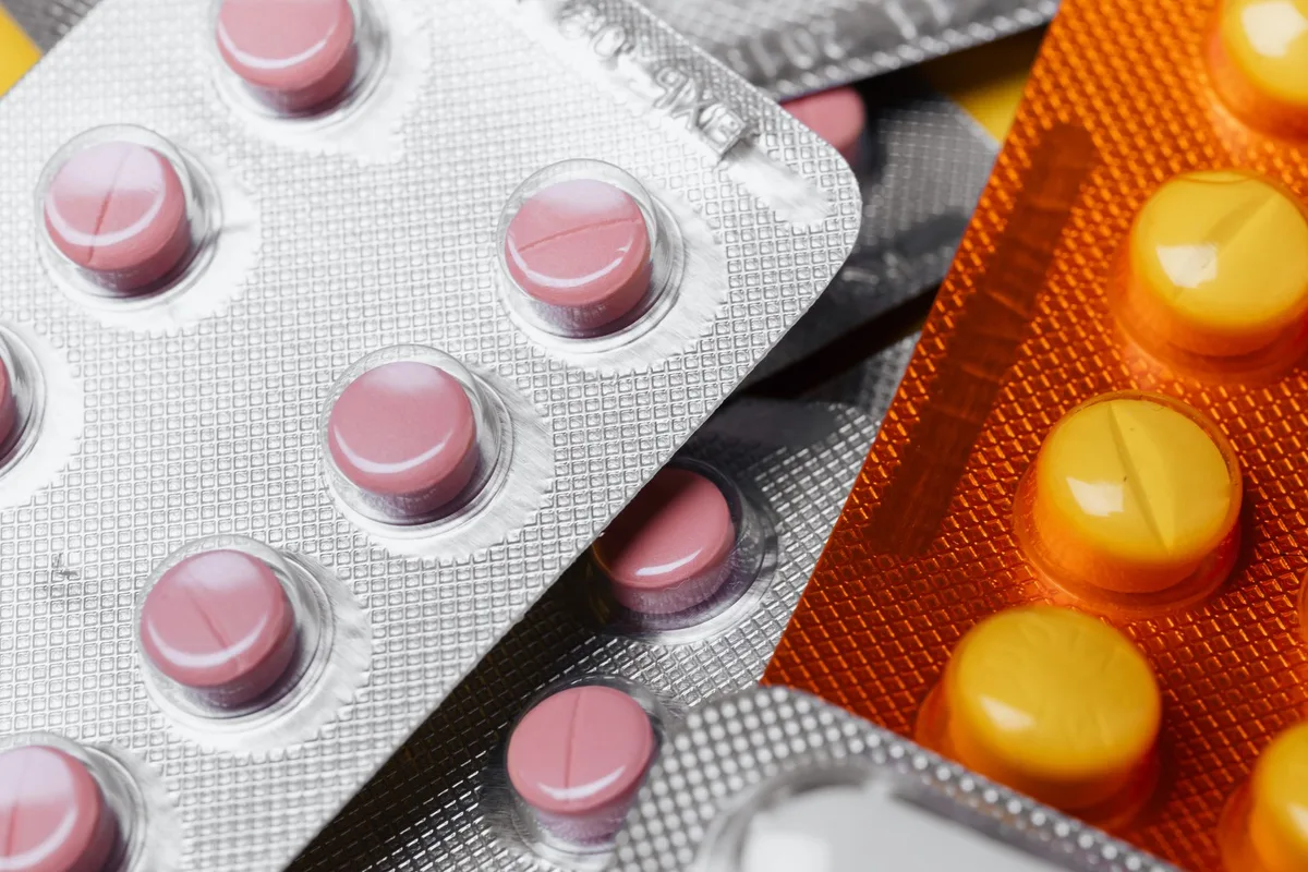 Différentes familles de médicaments pour les MICI : comprimés, injections et perfusions