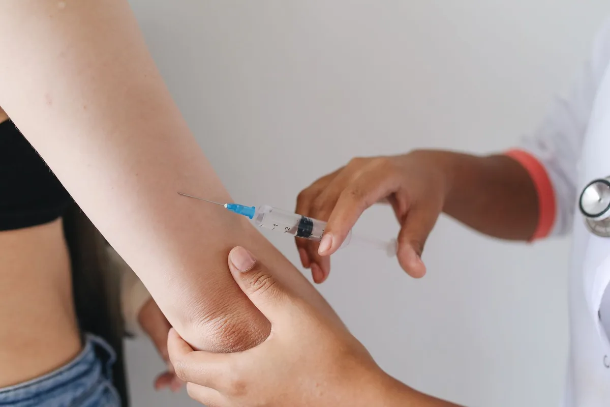 Patient recevant une injection ou perfusion de traitement biologique