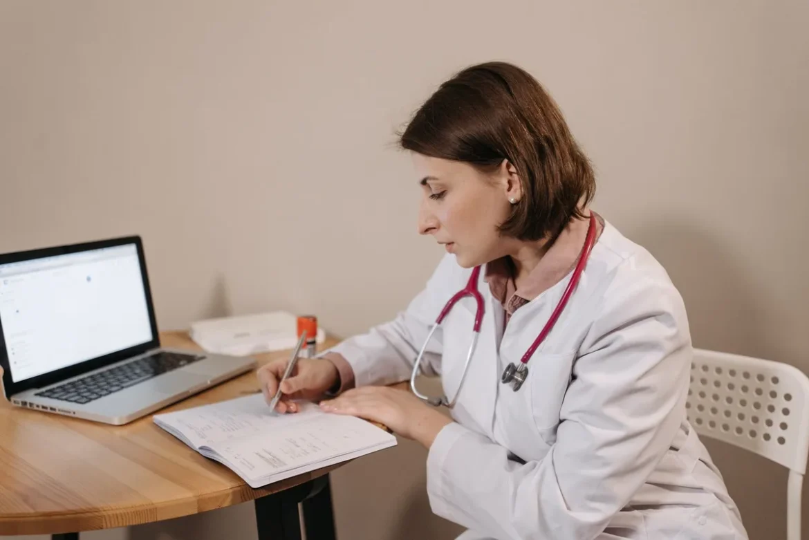 Un homme d'âge moyen en consultation médicale avec un professionnel de santé examinant des résultats de tests.