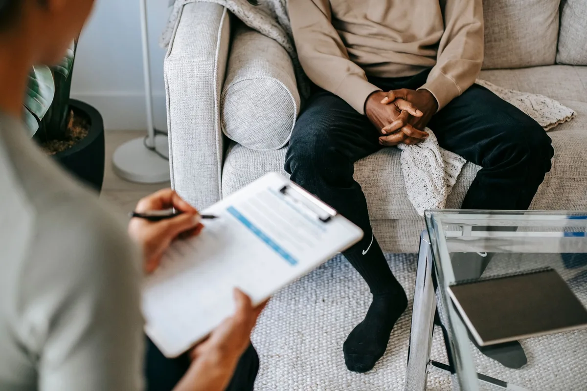 Consultation médicale entre un patient et un professionnel de santé