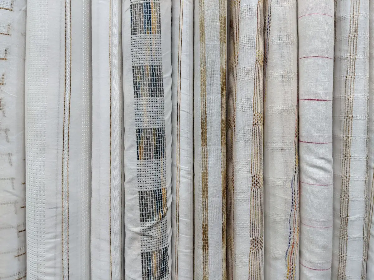 Détail de tissus légers et structures : blazer finement travaillé et lin respirant