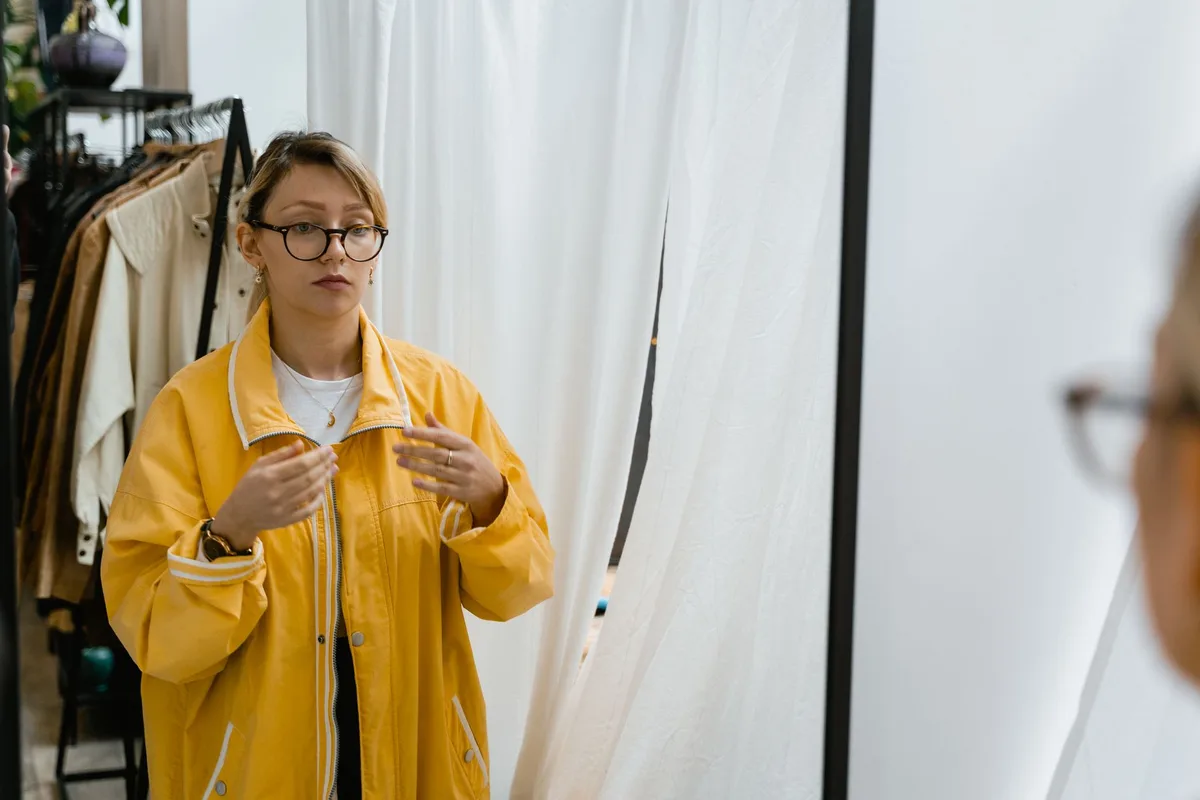 Femme testant l'ajustement et la mobilité d'une veste en la portant