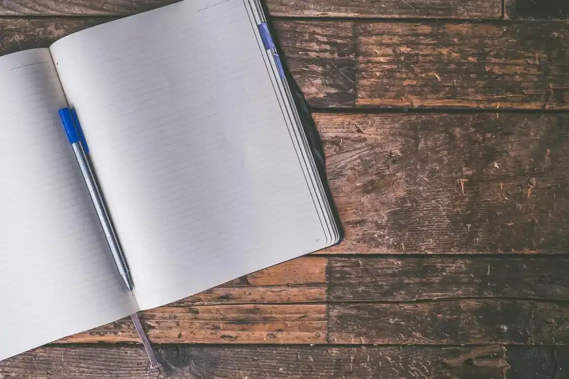 Feuilles de résultats scientifiques et carnet sur un bureau près d'une fenêtre en plein jour