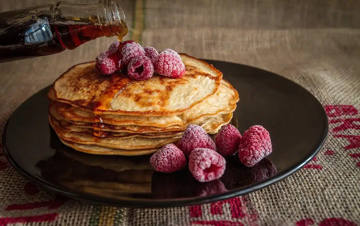 Petites portions régulières sur une table avec une horloge en arrière-plan