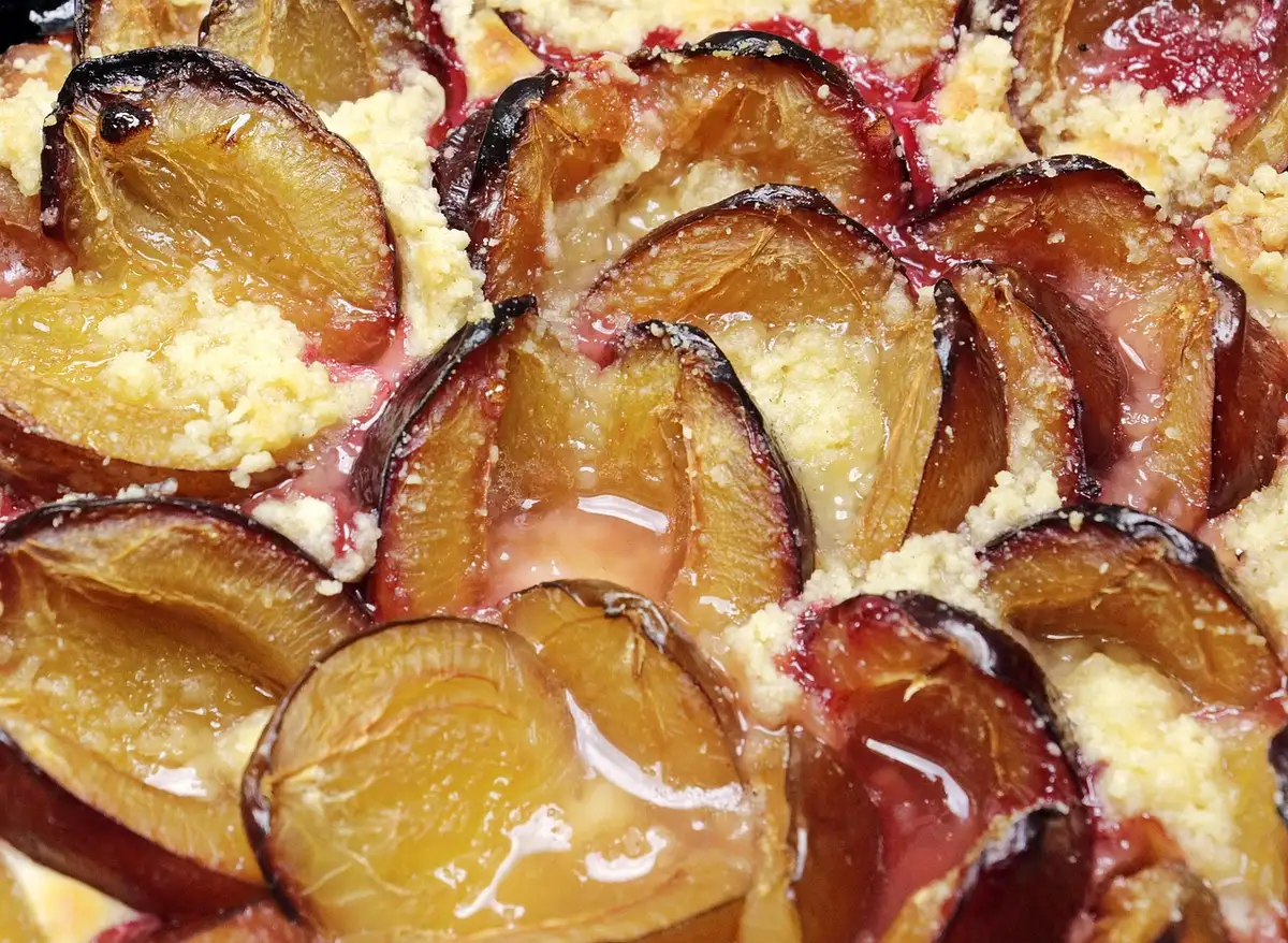 Glaçons maison et fruits congelés préparés comme friandises pour chien