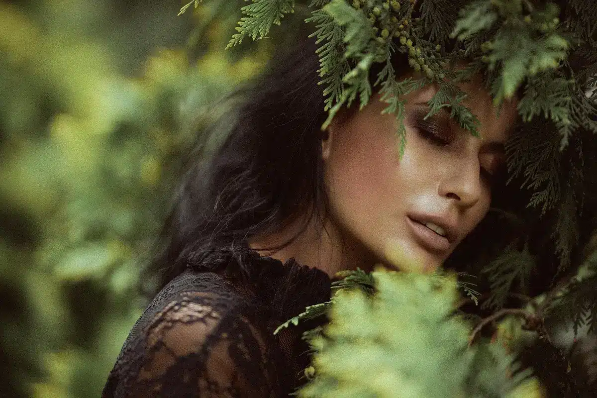 Visage de femme sous la lumière naturelle montrant l'harmonie avec les reflets capillaires