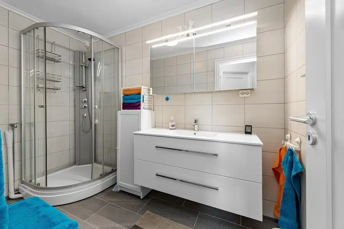 Personne anonyme effectuant un double shampoing sous une douche lumineuse