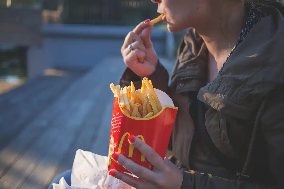 Personne mangeant rapidement sans attention, gestes précipités