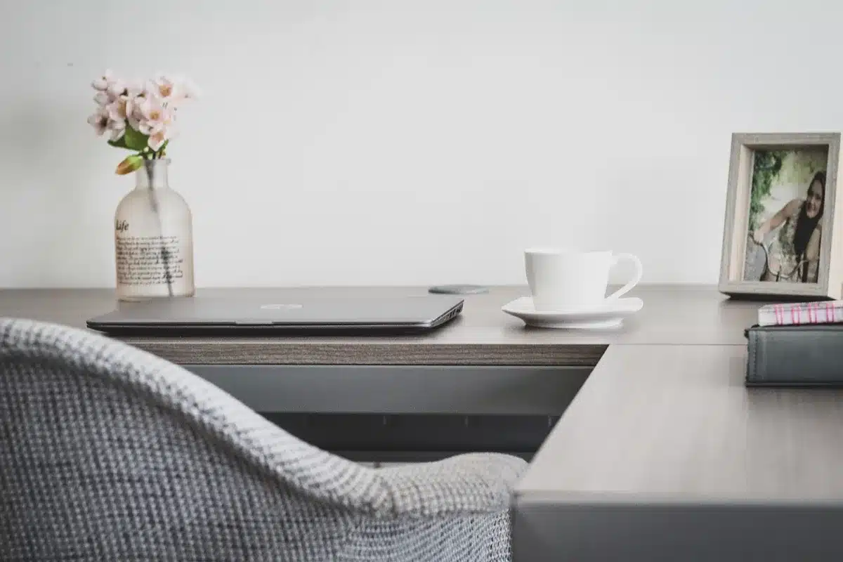 Personne mangeant au bureau, regard distrait, environnement stressant