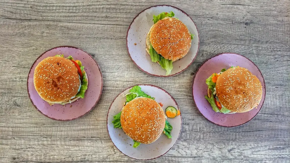 Personne mangeant lentement à table, posture calme et attentive au repas