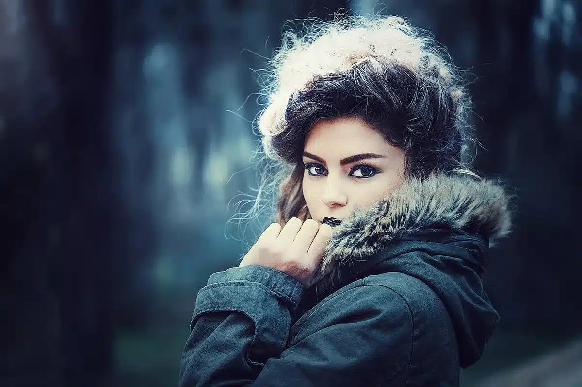 Femme essayant une parka pour vérifier l'ajustement à sa morphologie et la proportion de la silhouette