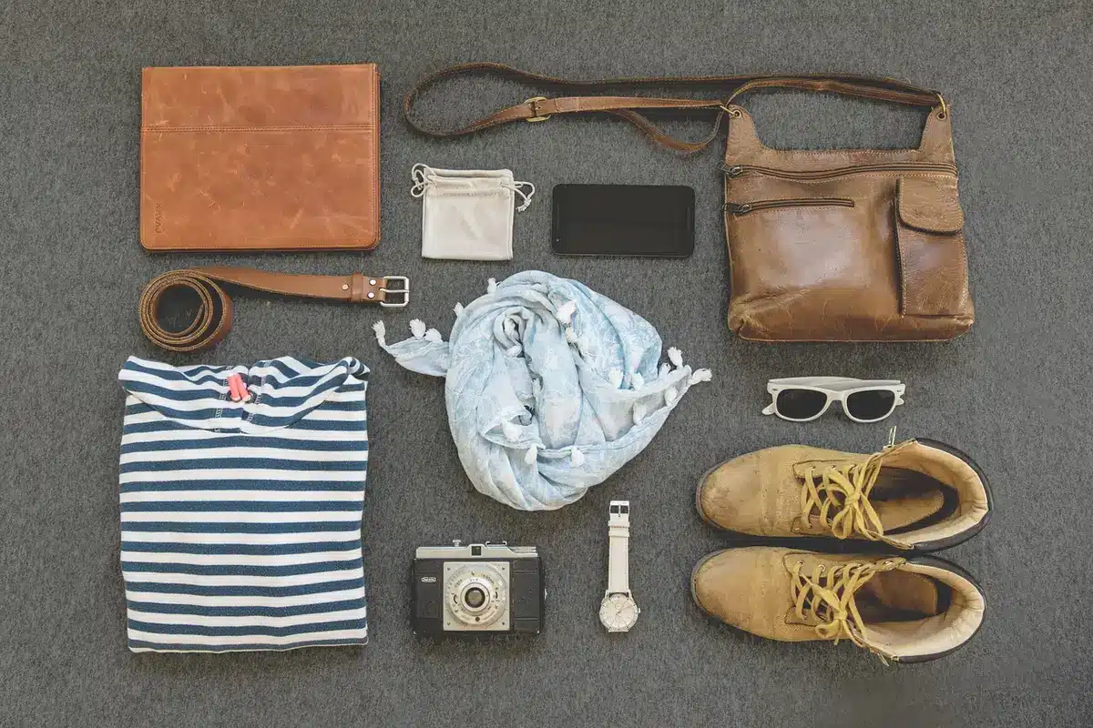 Détail d'une tenue hivernale avec ceinture, écharpe fine et bottines pour affiner la silhouette