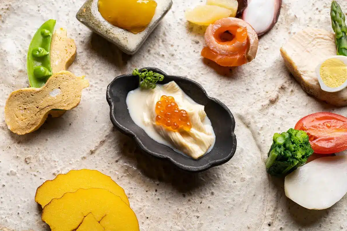 Boîtes de rangement avec portions individuelles de légumes, fromage et noix préparées à l'avance