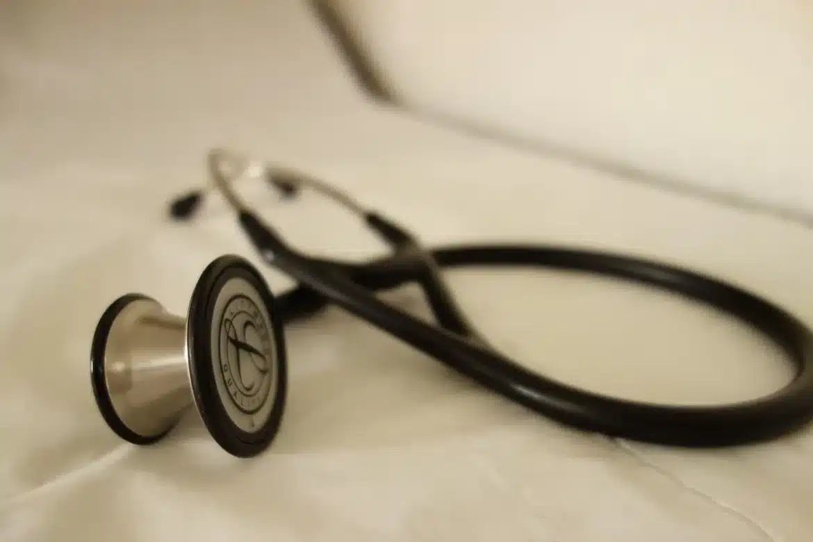 Bureau de consultation en plein jour avec stéthoscope et carnet de symptômes