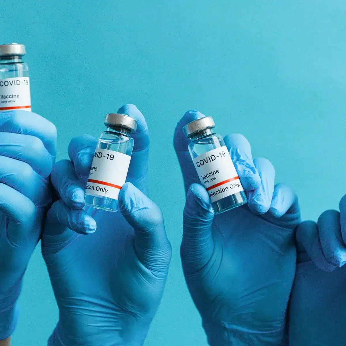 Un professionnel de santé préparant une seringue près de flacons vaccinaux