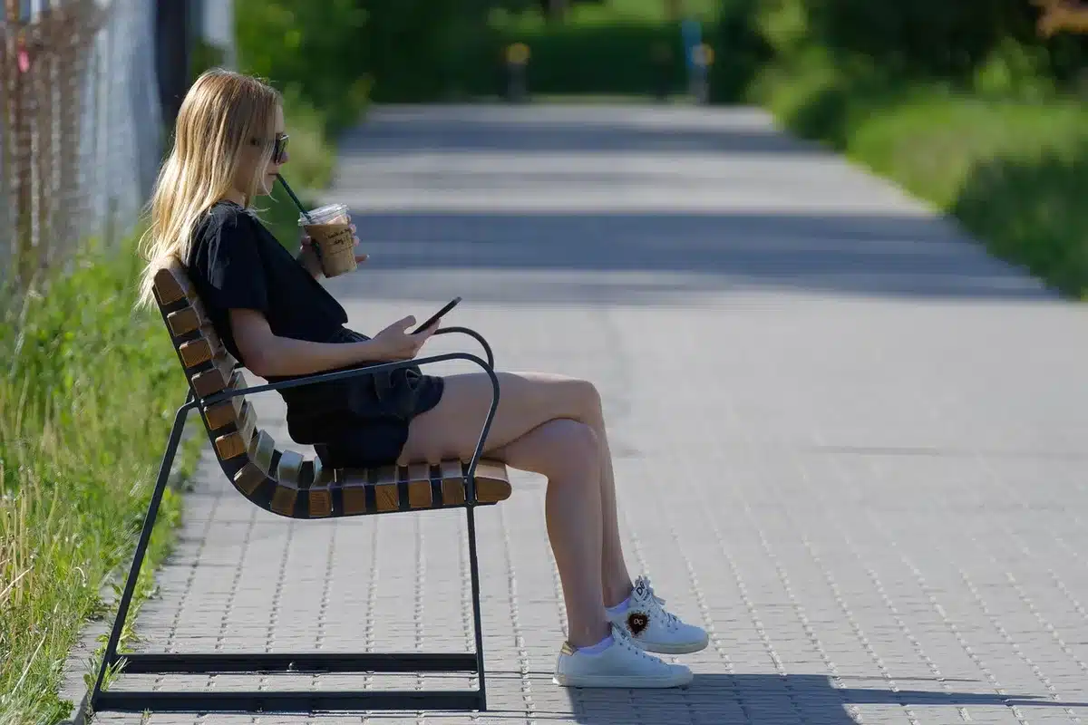 Employé en train de faire une pause active à l'extérieur du bureau