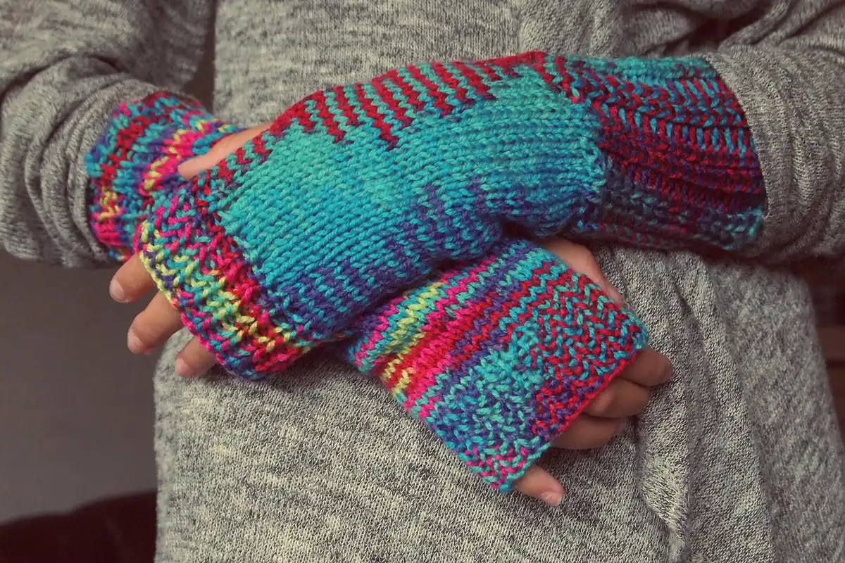 Gros plan sur des textures laine, velours et coton brodé