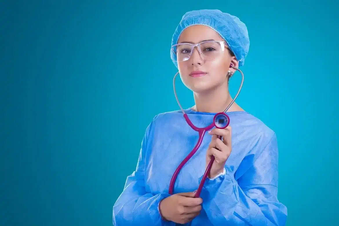Femme dans une salle d'attente hospitalière, main sur des documents médicaux, lumière douce
