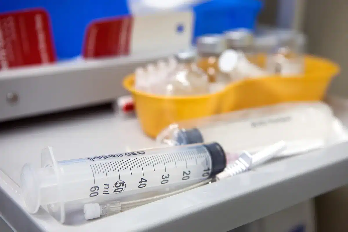 Infirmière administrant un vaccin dans une clinique en journée