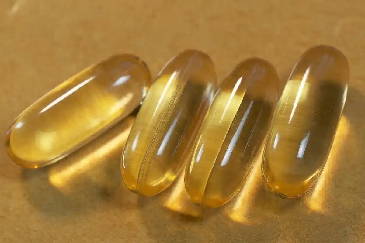 Mains tenant des médicaments à côté d'épices, illustrant les interactions possibles