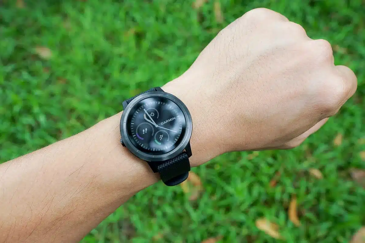 Gros plan d'un capteur optique PPG sur le dos d'une montre connectée