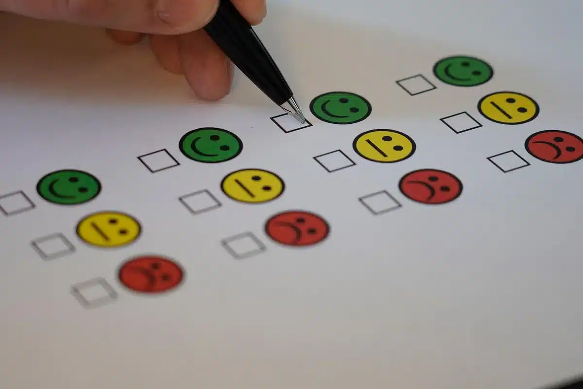 Résultats d'une enquête affichés sur écran ou graphiques de sondage