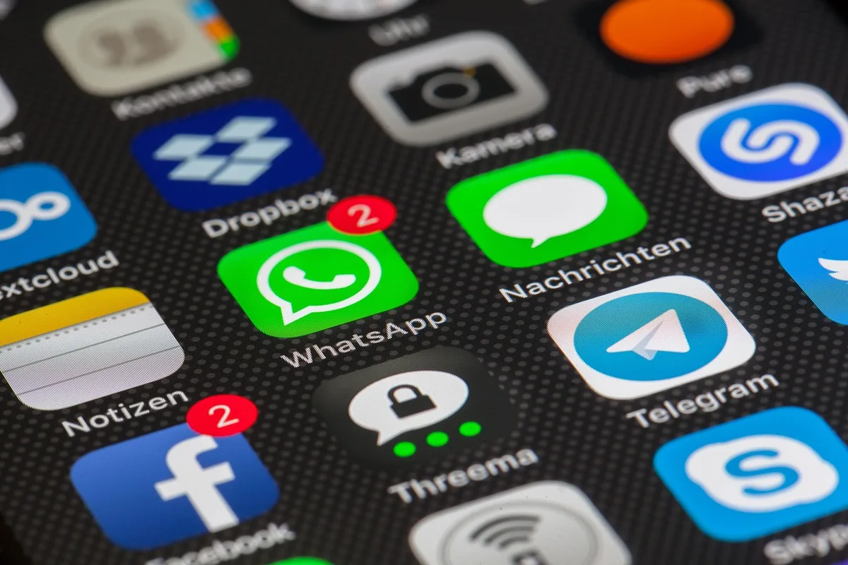 Personne consultant les réseaux sociaux sur un téléphone mobile