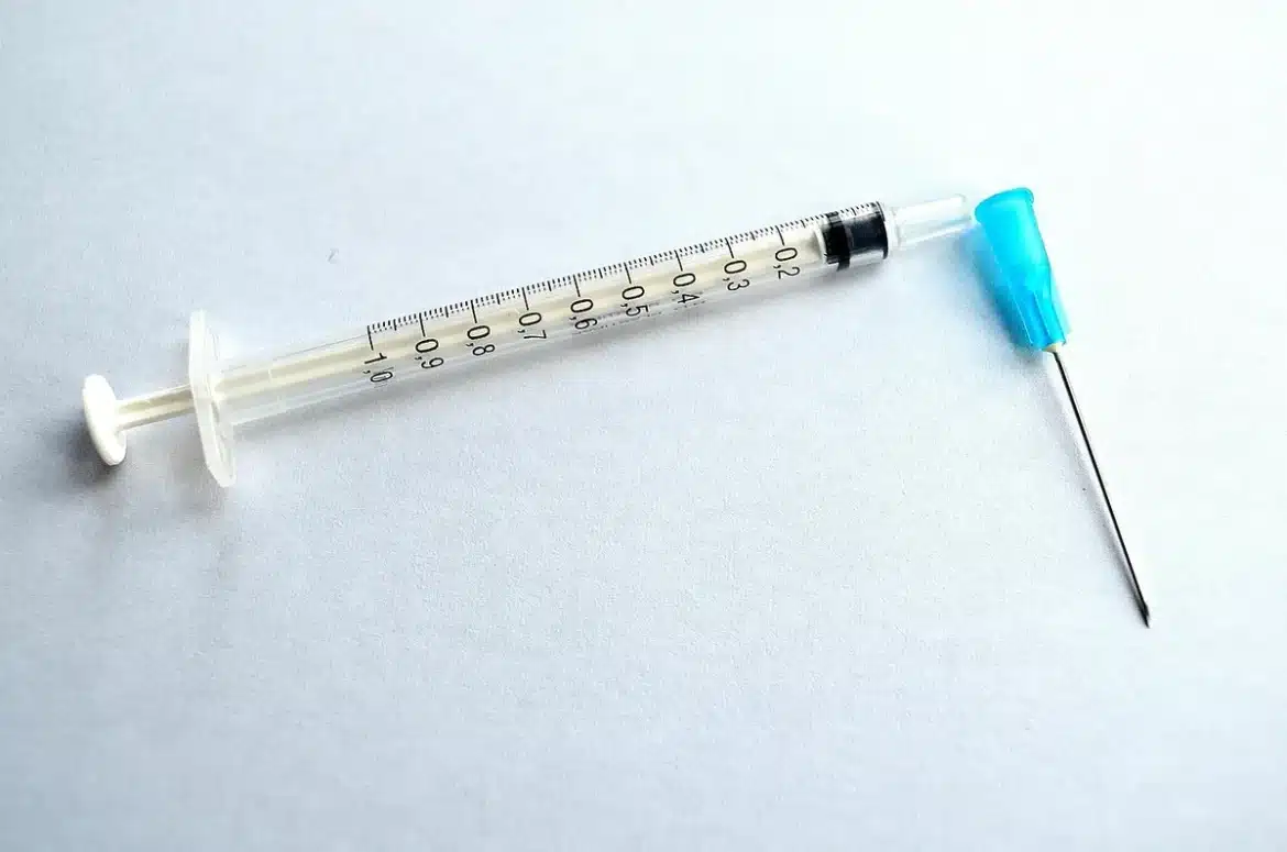 Stylo d'injection médical dans un cadre clinique, symbolisant les traitements contre l'obésité