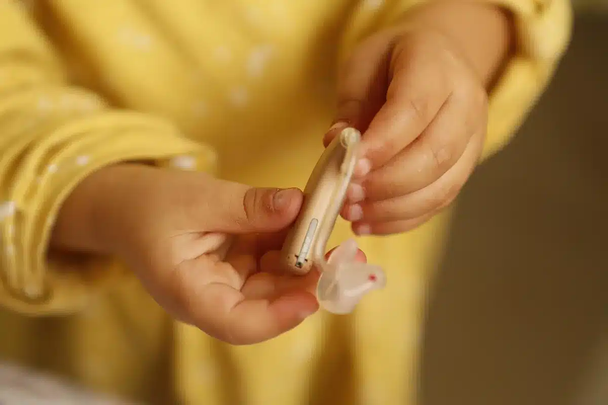 Nettoyage d'un piercing hélix avec du sérum physiologique et une compresse propre