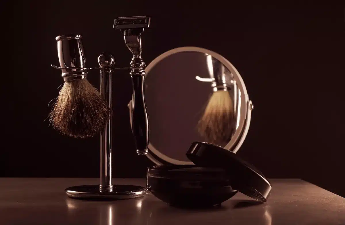 Séance de coiffage avec une brosse ronde et un sèche-cheveux en intérieur lumineux