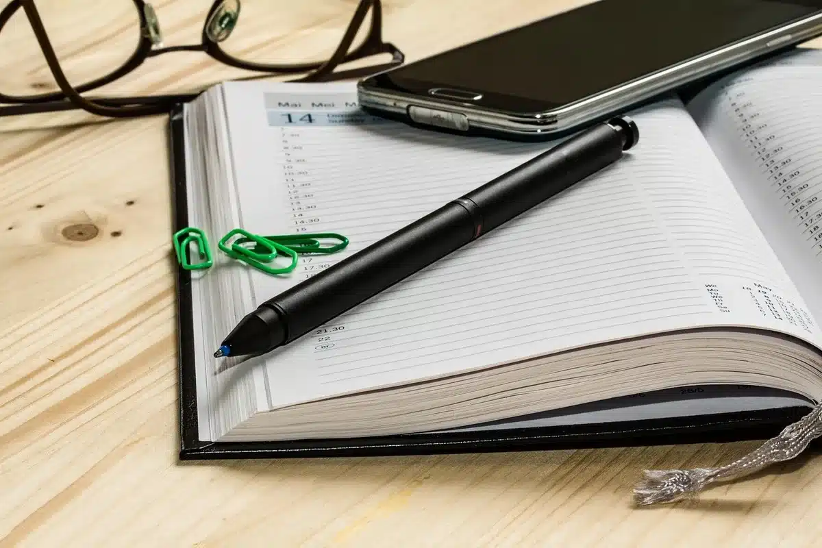Calendrier marqué avec fenêtre d'ovulation et notes à côté